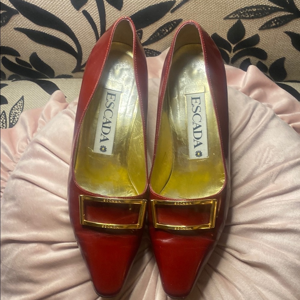 🎀  ESCADA Gorgeous Red Patent leather Escada Heels with Gold Accent - 7